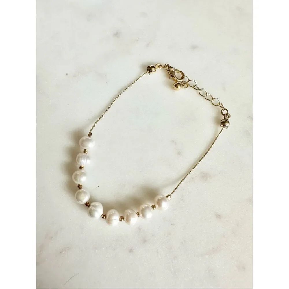 Dainty pearl gold color bracelet 